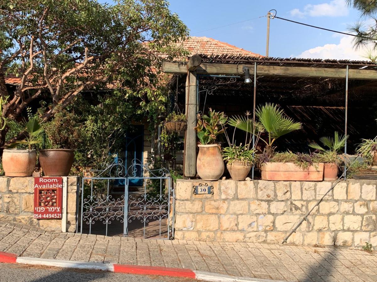 בית האבן העתיק מ-1885 עם מגונית פרטית בחצר Рош Пина Екстериор снимка