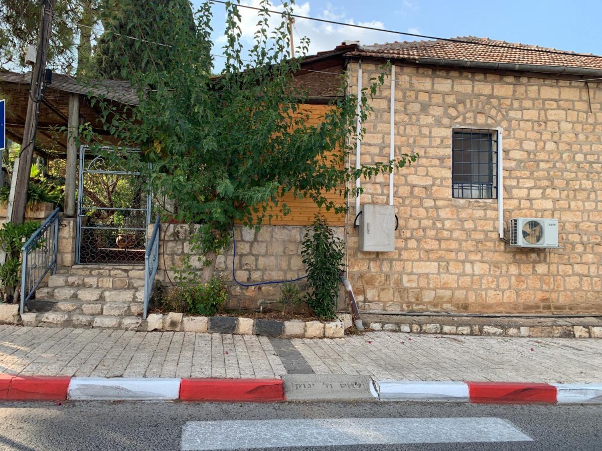 בית האבן העתיק מ-1885 עם מגונית פרטית בחצר Рош Пина Екстериор снимка