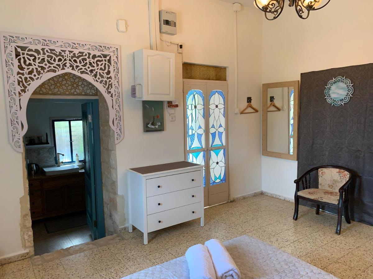 בית האבן העתיק מ-1885 עם מגונית פרטית בחצר Рош Пина Екстериор снимка