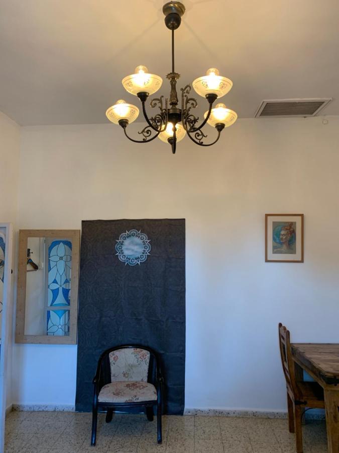 בית האבן העתיק מ-1885 עם מגונית פרטית בחצר Рош Пина Екстериор снимка