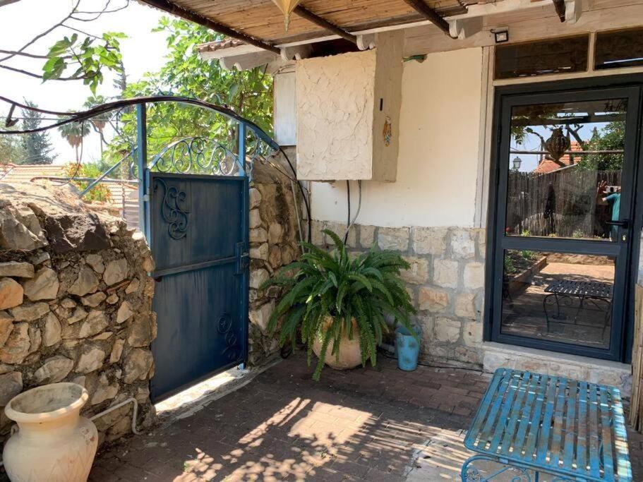 בית האבן העתיק מ-1885 עם מגונית פרטית בחצר Рош Пина Екстериор снимка