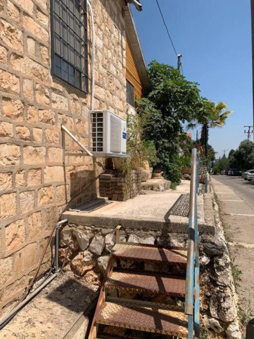 בית האבן העתיק מ-1885 עם מגונית פרטית בחצר Рош Пина Екстериор снимка